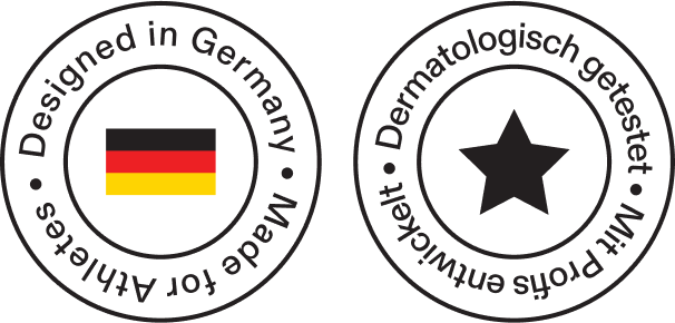 Zwei runde Abzeichen: eines mit einer deutschen Flagge und dem Text "Designed in Germany, Made for Athletes"; das andere mit einem schwarzen Stern und dem deutschen Text "Dermatologisch getestet, Mit Profis entwickelt.